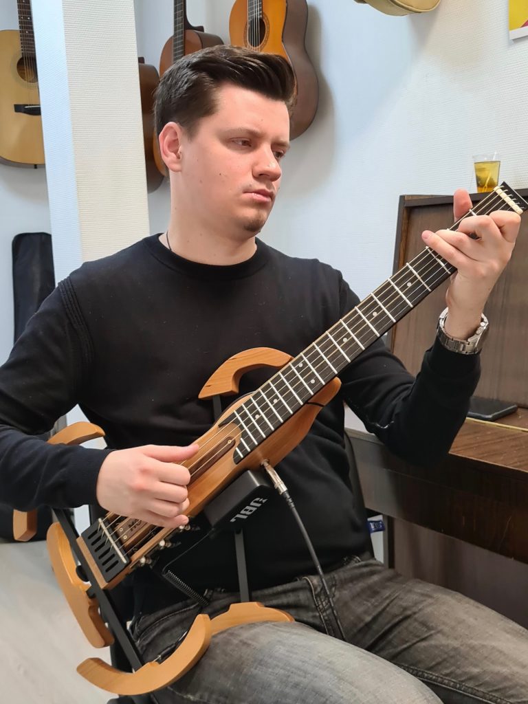 Alexey Ivanov (Russia) & MOOV Travel Guitar Acoustic