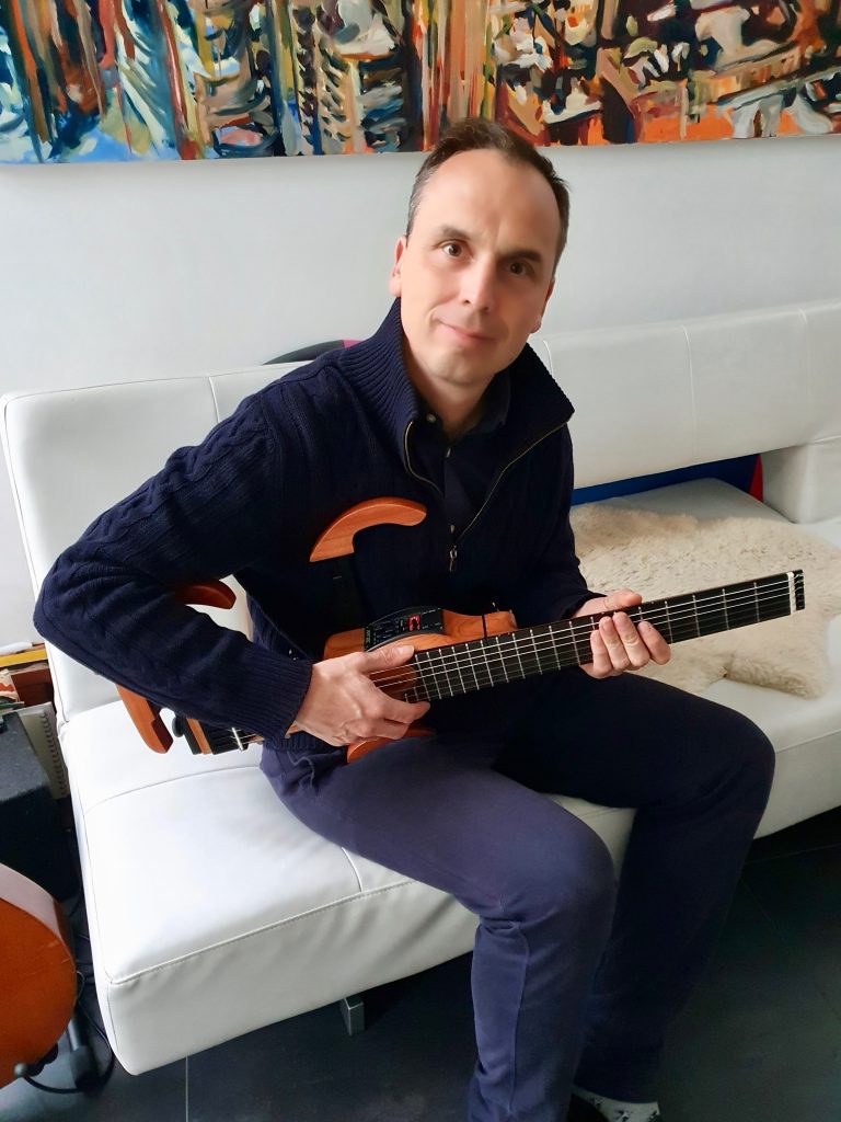 Zoltan Galyo (UK) & MOOV Travel Guitar Classic